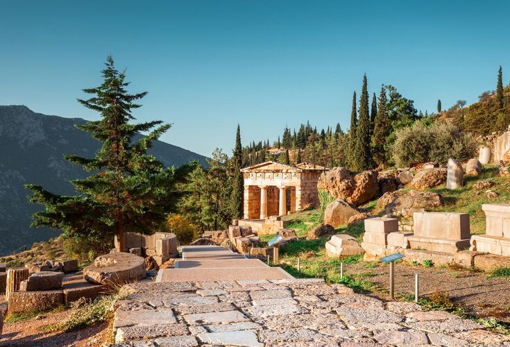 Percepisci l’aura del sito archeologico di fama mondiale di Delfi