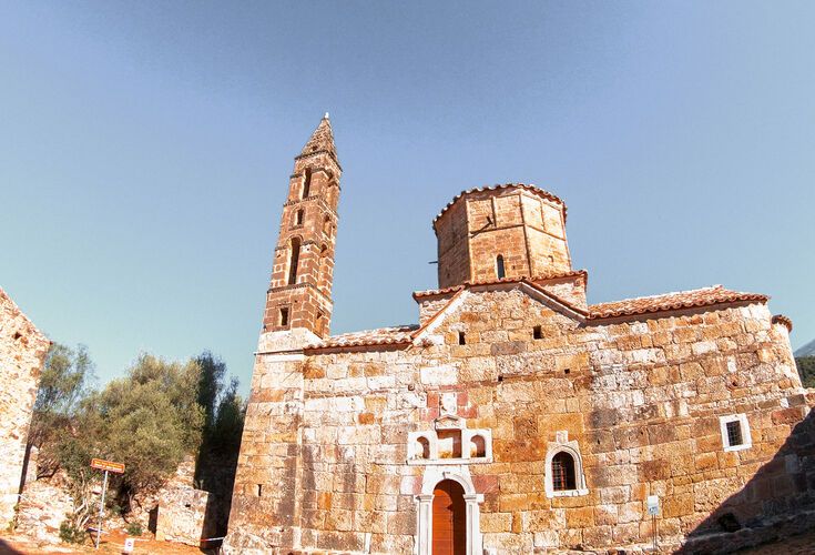 Old Kardamyli, a fortified cluster of towerhouses, rises around the 18th-century church of Agios Spyridon