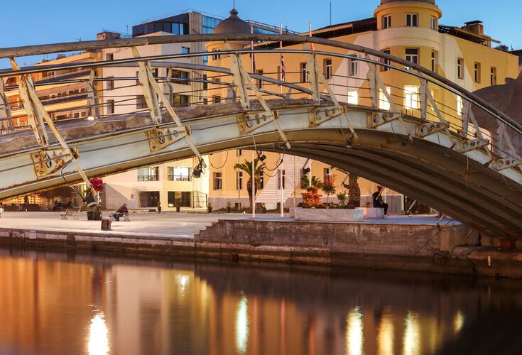 Take a stroll along the promenade from the emblematic sculpture of Argo all the way to the Papastratos building
