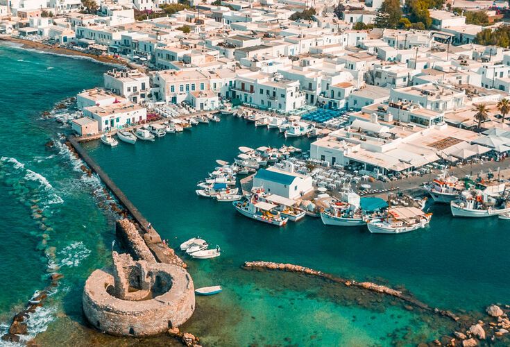 Naoussa's tiny harbour with restaurants, bars and the old castle