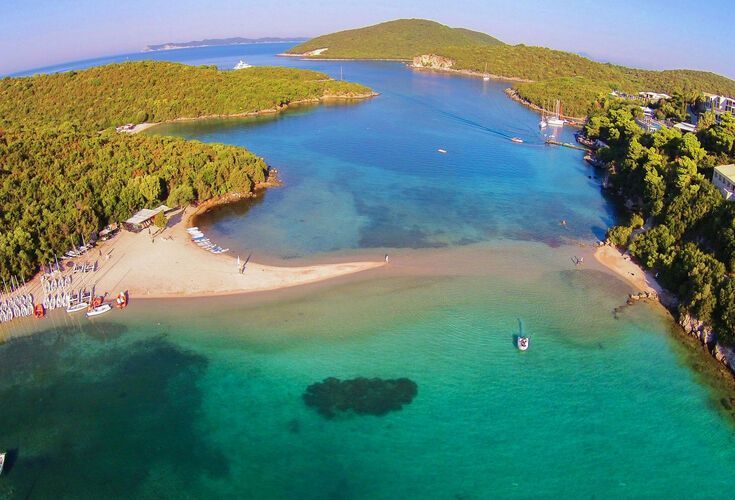 Paesaggio marino tropicale di Sivota con acque turchesi e zaffiro cristalline