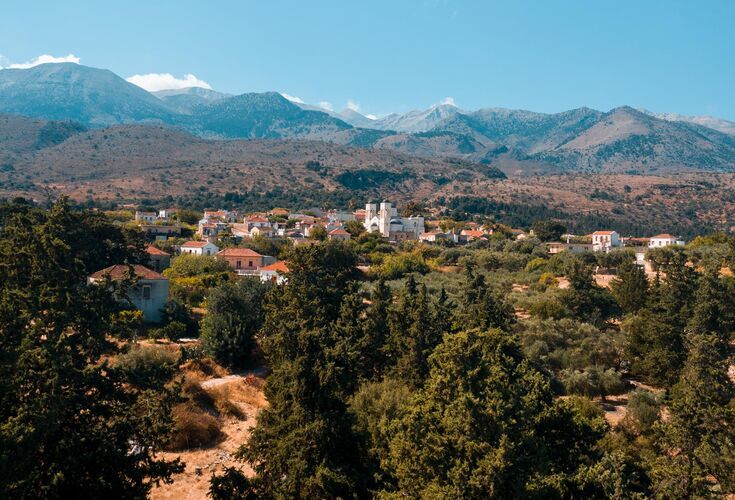 Built on the foothills of the White Mountains, at an altitude of 220m, Fres is surrounded by olives groves and vineyards