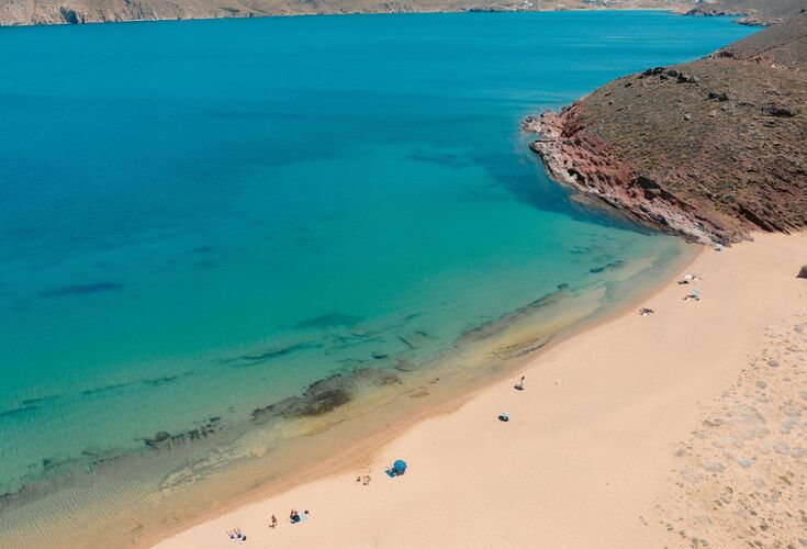 Mikonos'taki Agios Sostis plajı.