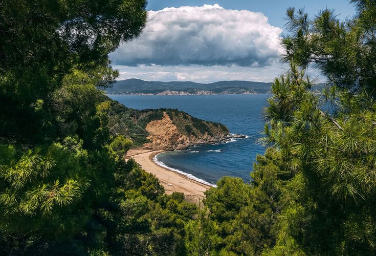 Big and Little Aselinos are located either side of the bay of the same name.