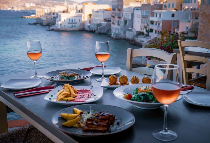 Dinner at Vaporia district (with its captain’s houses).