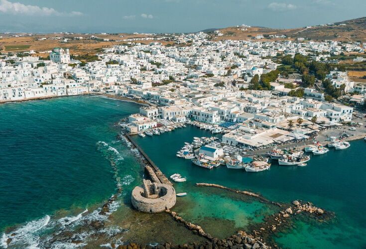 Strolling through the port of Naoussa, you’re instantly struck by the remnants of the Venetian Castle (Kastelli)_Landscape