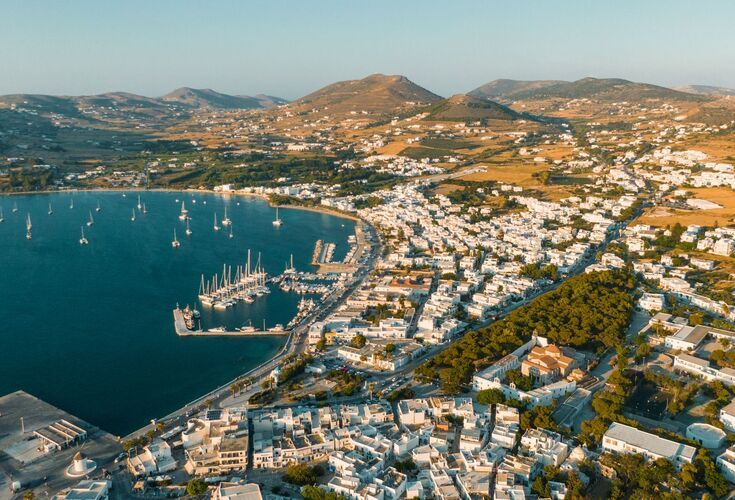 The main town and port of Paros captures all the magic of the Cyclades, but it also has an atmosphere of its very own