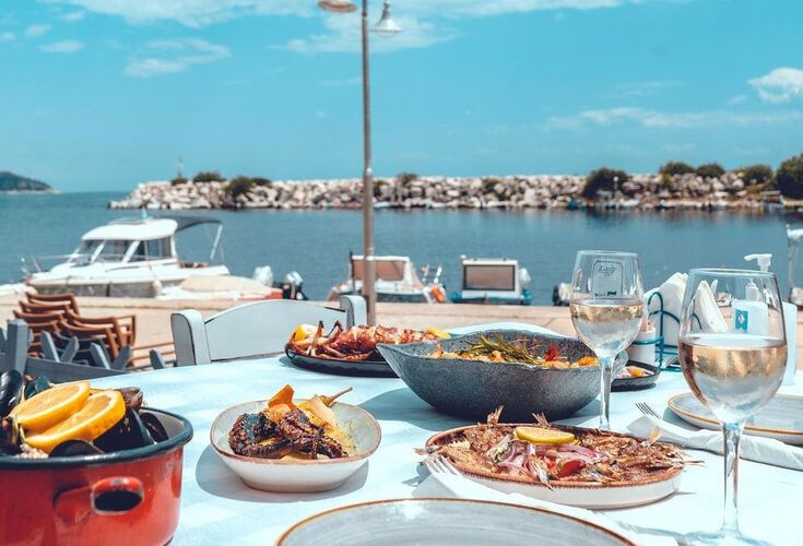 Savvas taverna, in Perigiali, a quaint marina on the eastern side of the city @savvas.seafood