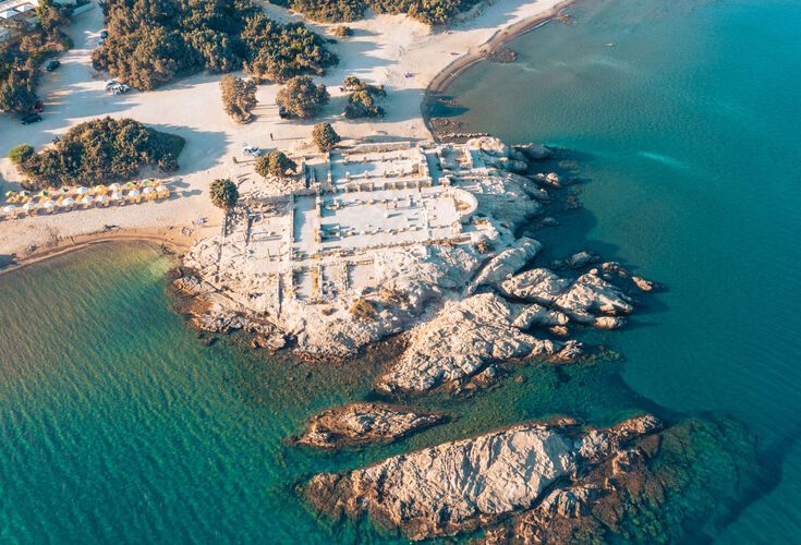 Agios Stefanos, the paleo-Christian church at one end of the beach