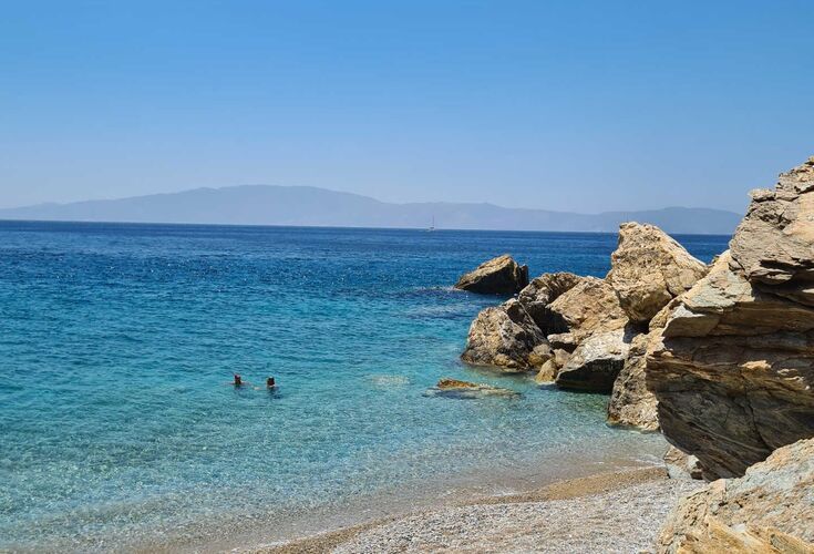 Karvounolakos beach
