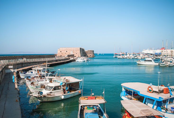 Barche da pesca presso la Fortezza di Koules nel porto della città vecchia di Heraklion