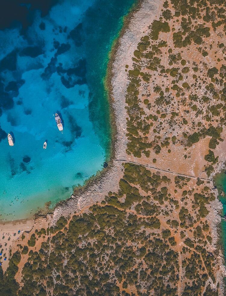 The main beach, Psalida, is a sheltered bay of 50m of fine white sand and tranquil sea, with a small number of umbrellas and virtually not