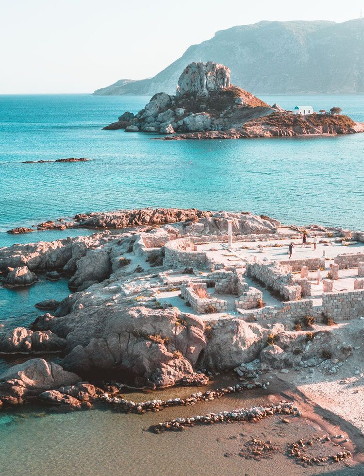 Солнце, море и история на пляже Агиос Стефанос острова Кос