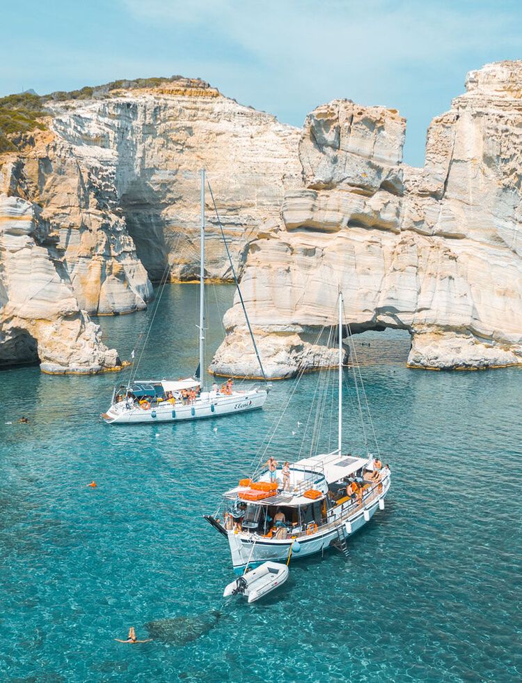 In barca a vela alla scoperta delle bellissime spiagge e baie di Milos 