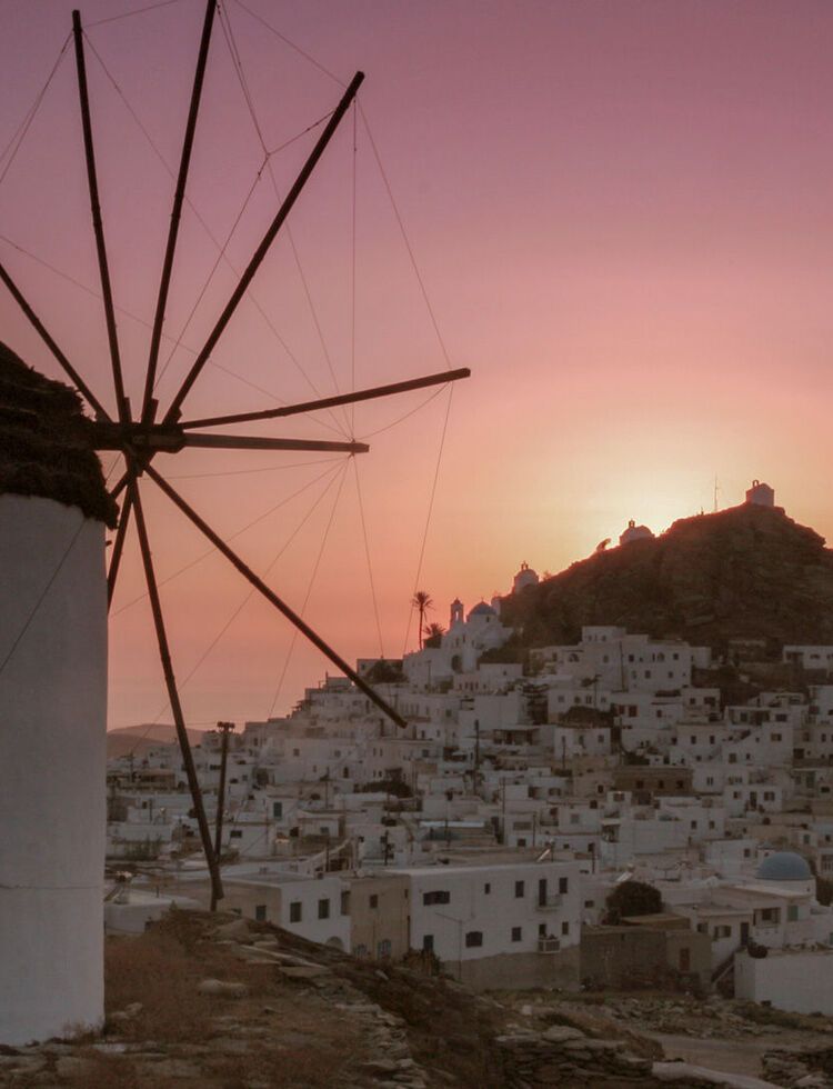 Walking around Hora, you’ll discover a labyrinth of whitewashed alleyways and photogenic windmills