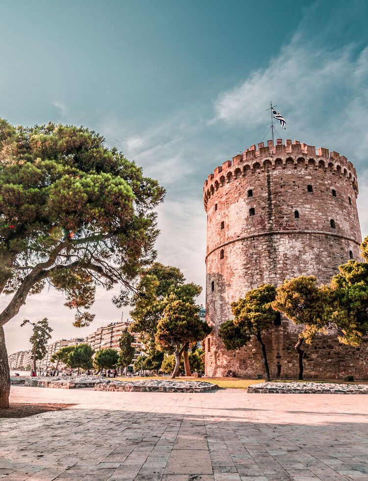 We start at the emblematic White Tower, the 15th century prison that is now a museum