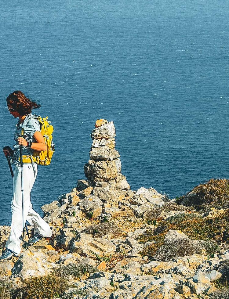 With clifftop views to the sea, the hiking paths of Folegandros are the ideal way to discover a deeply authentic island in the Cyclades-Folegandros