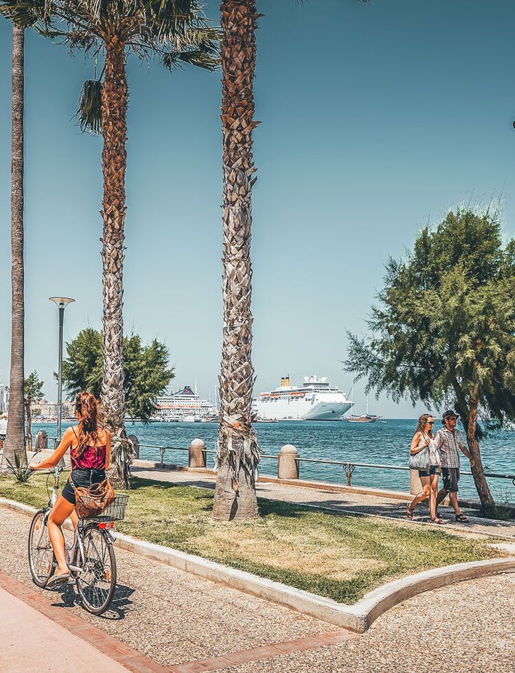 Kos adasının şehir merkezinde özel bisiklet turu 