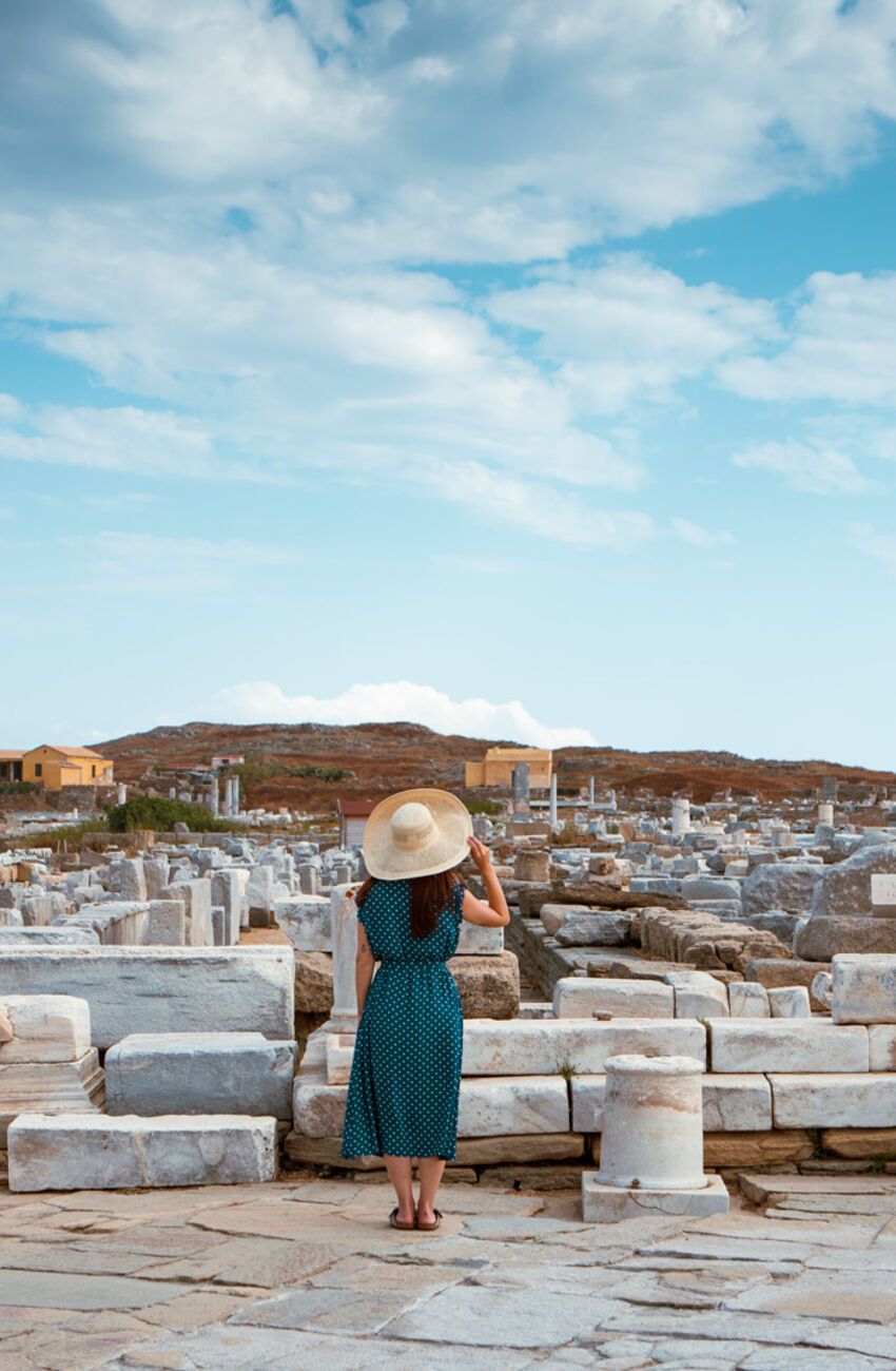 Agora represents the daily life on Delos