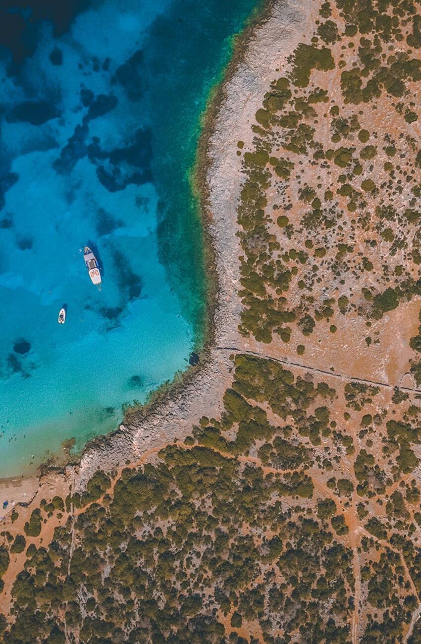 The main beach, Psalida, is a sheltered bay of 50m of fine white sand and tranquil sea, with a small number of umbrellas and virtually not