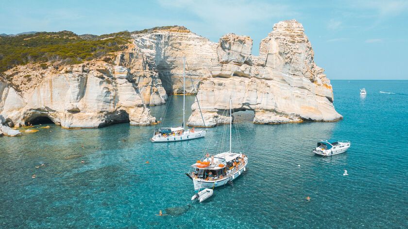  Το Κλέφτικο, με τα λευκά βράχια και τα τιρκουάζ νερά, βρίσκεται στο νοτιοδυτικό άκρο της Μήλου και ήταν κάποτε πειρατικό κρησφύγετο