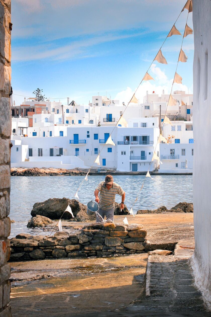 Un tour a piedi per Naoussa che unisce lo chic dell'isola a profonde tradizioni 