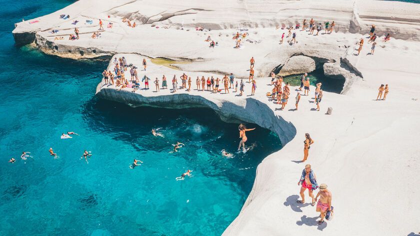 Atterrissage sur le paysage lunaire de la plage de Sarakiniko