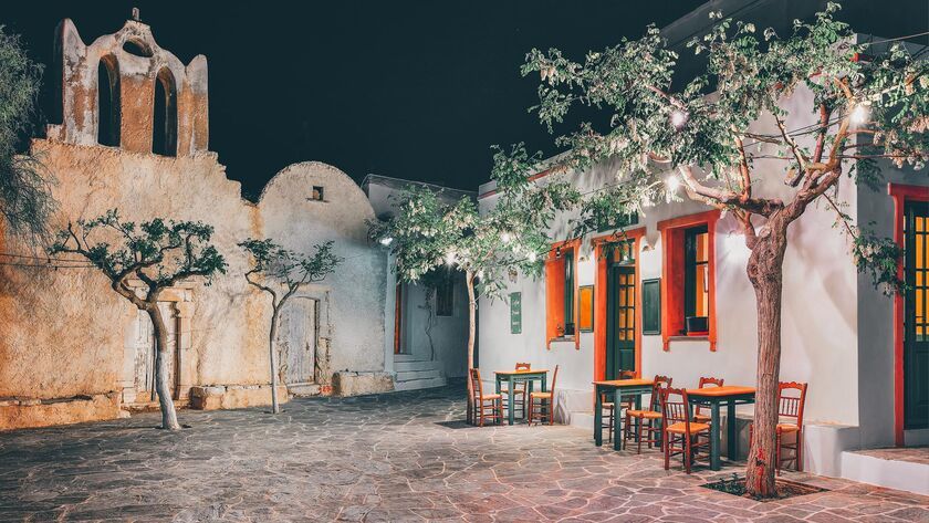 Un recorrido a pie por el simple, pero sofisticado, pueblo principal de Folégandros
