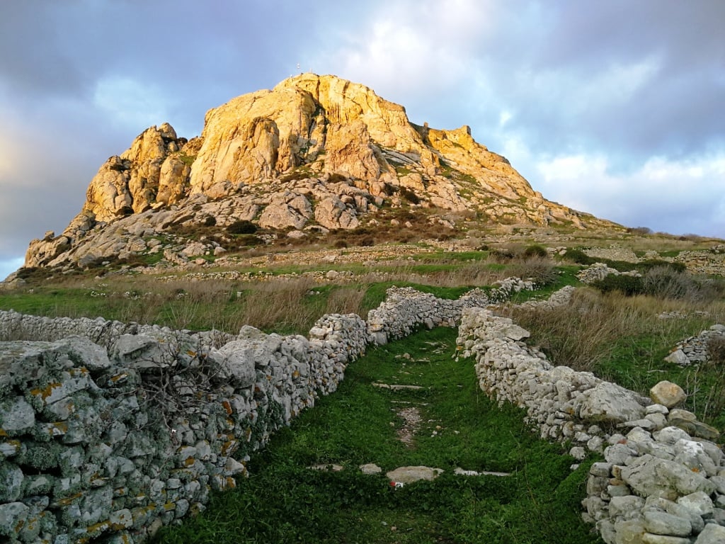 hikingaroundthecastle-main-image