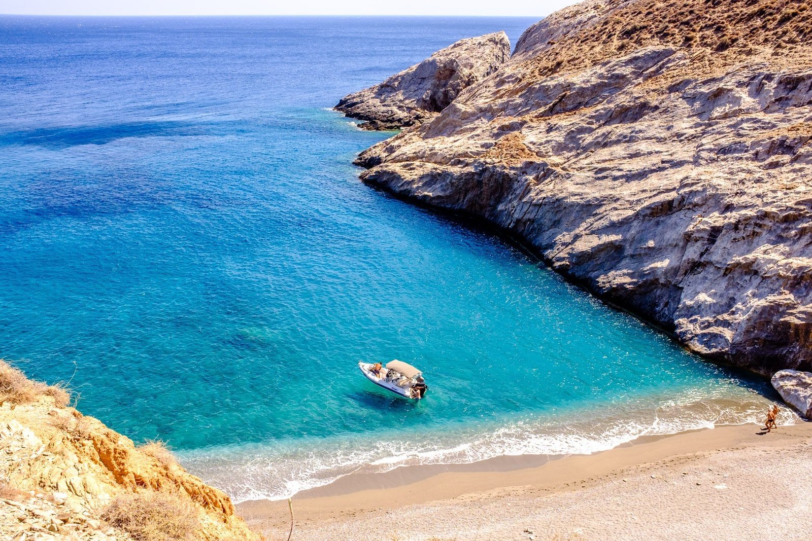 A full-day boat trip from Sifnos to beautiful and authentic Folegandros island