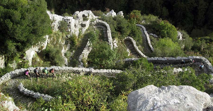 hiking-vradeto-steps-logo
