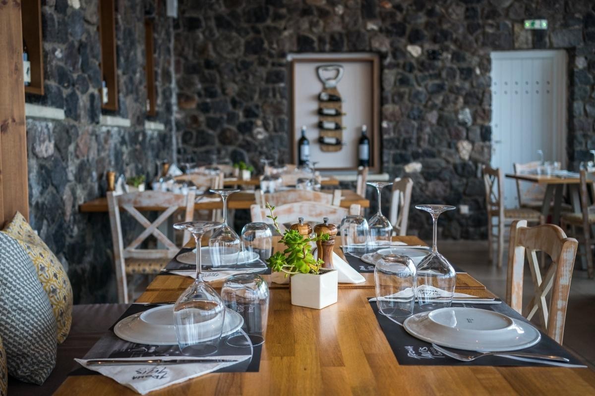5-Hour Private Sightseeing Tour with Lunch at a Famous Winery