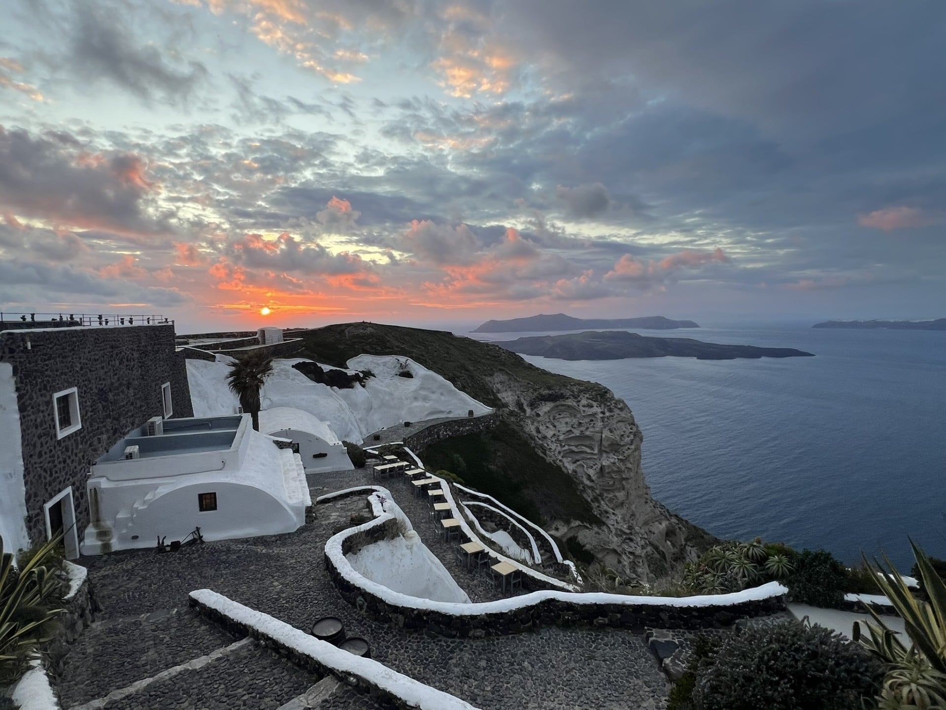 private-tailormade-tour-in-santorini-island-with-local-driver-logo