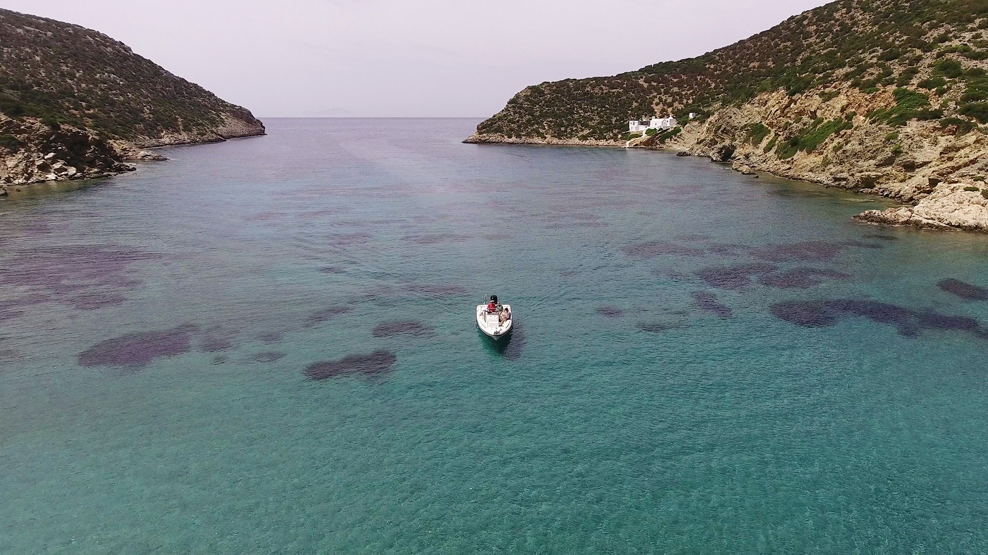 A half-day boat trip in southern Sifnos